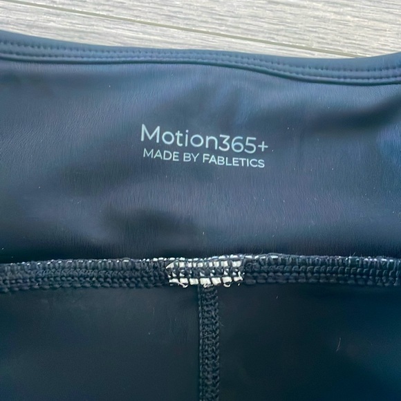 Fabletics Workout Set - Picture 8 of 9